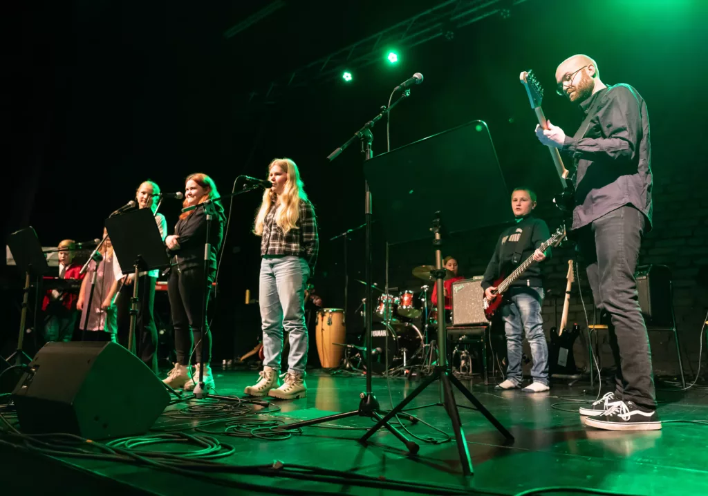 Medlemmar ur bandklubben Rockin' Karelia uppträder på Karelias scen.

Bändiklubi Rockin' Karelian jäsenet esiintyvät Karelian näyttämöllä.
